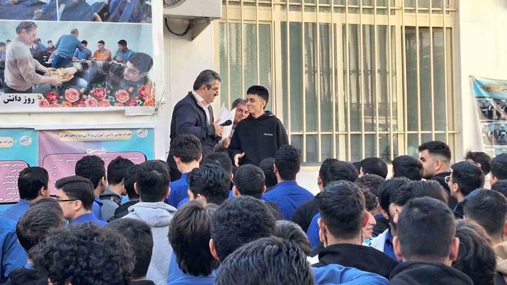 اهدا جایزه به نفرات برتر